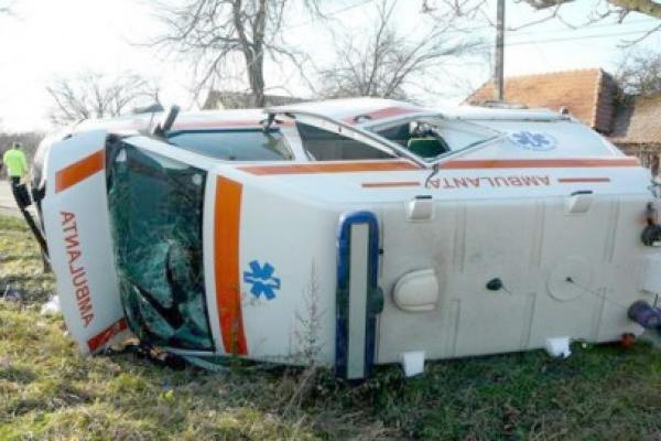 Accident teribil: pacientul, şoferul unei ambulanţe şi o asistentă au murit